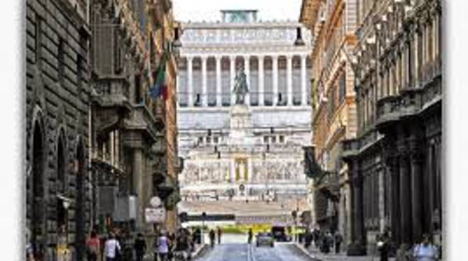 Roma: blitz ambientalista a via del Corso, colorate con vernice arancione vetrine