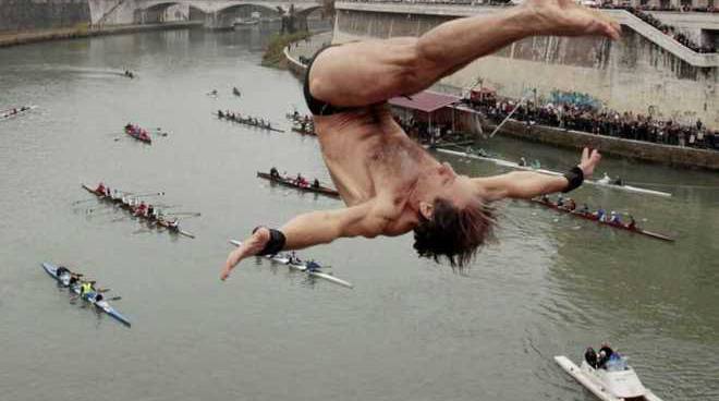 Primo dell'anno: il tradizionale tuffo nel tevere