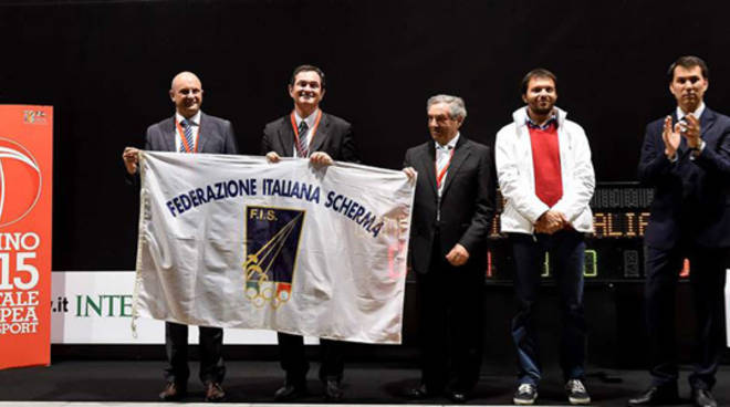 il presidente molinari (a sx) nel giorno della consegna della bandiera dei campionati italiani