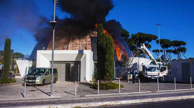 pineta-sacchetti-incendio-nell-auditorium-zero-feriti