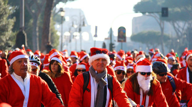 pedalata-dei-babbo-natale-invade-il-centro-di-roma-per-aiutare-i-bimbi-onco-ematologici09