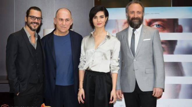 Rosso Istanbul, da sinistra Mehmet Günsür, Ferzan Ozpetek, Tuba Büyüküstün e Halit Ergenç