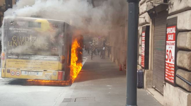 Bus in fiamme