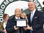 Lester Piggott premiato dal direttore generale di Hyppo Group Roma Elio Pautasso 2