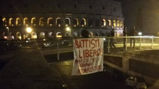 striscione Colosseo pro Battisti