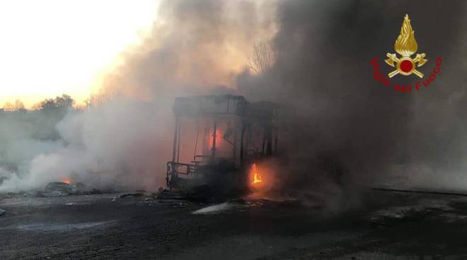 Bus in fiamme