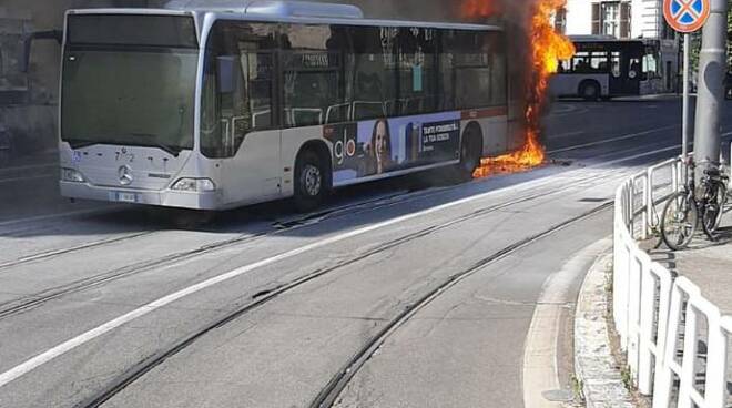 autobus in fiamme