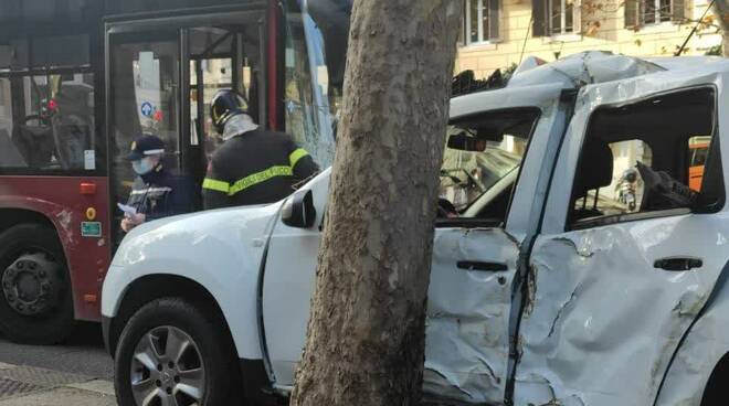 incidente taxi autobus