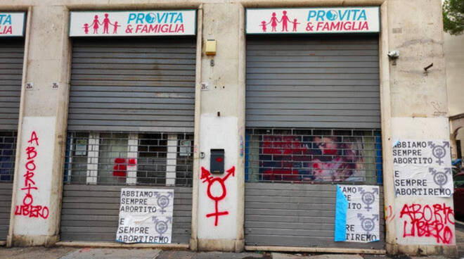 PVF: Attacco femminista fomenta la violenza contro le donne