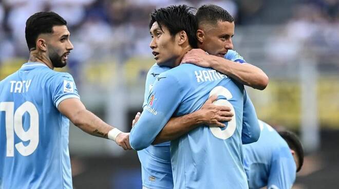 La Lazio di Kamada spaventa l’Inter, poi Dumfries trova il pari